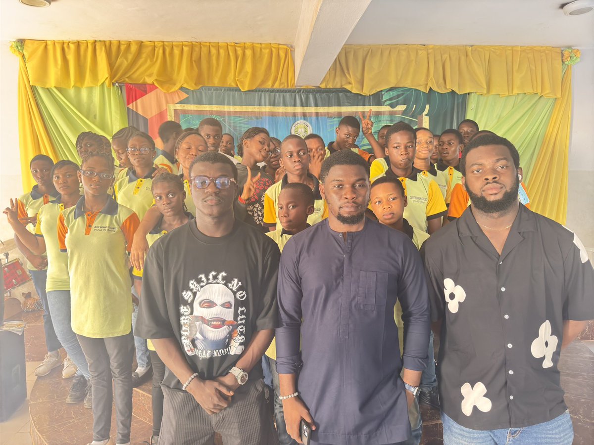 The3rdinternet's tweet image. Today, we launched the @The3rdinternet Community Club at Olive Branch College!
We voted in a Club Lead &amp;amp; Assistant, with over 40 active members ready to begin
Thanks to Base! 
it&apos;s just the start of bringing the nextgen onchain!

@jessepollak @Sir_Damilare @CryptoStatuette @base