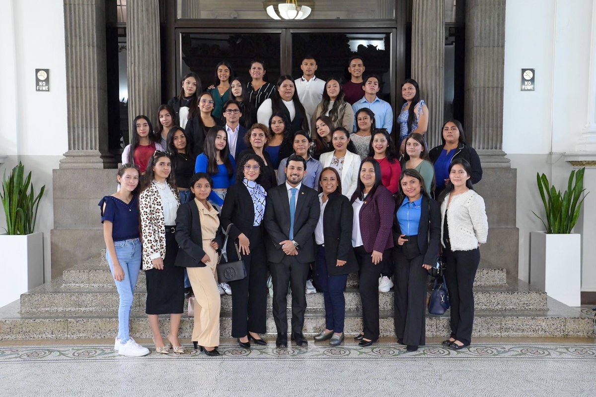 Hoy recibimos a los estudiantes de Derecho de la Universidad Mariano Gálvez de #SantaRosa para ampliares la información del #TrabajoLegislativo.