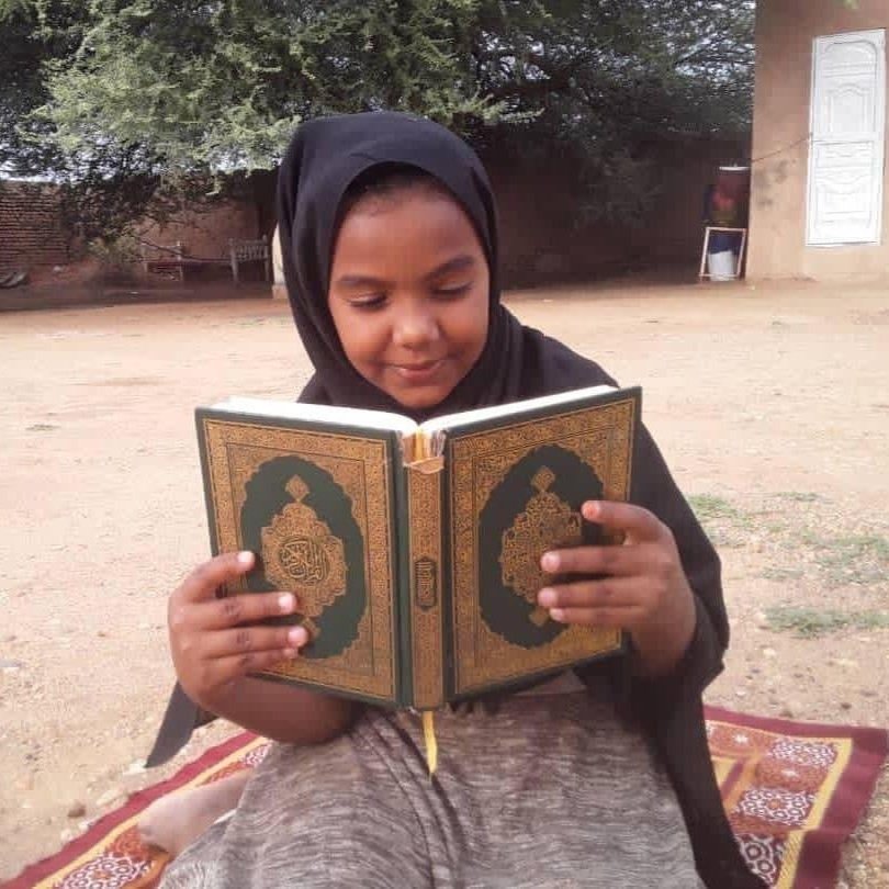الطفلة داليا جعفر أحمد الدالي، خطف حياتها الغضّة رصاص مليشيا العدوان على الشعب السوداني في قرية أزرق بولاية الجزيرة

وإن راهنتَ أن الثأرَ يُنسَى
فإنّكَ سوفَ تخسَرُ في الرهانِ