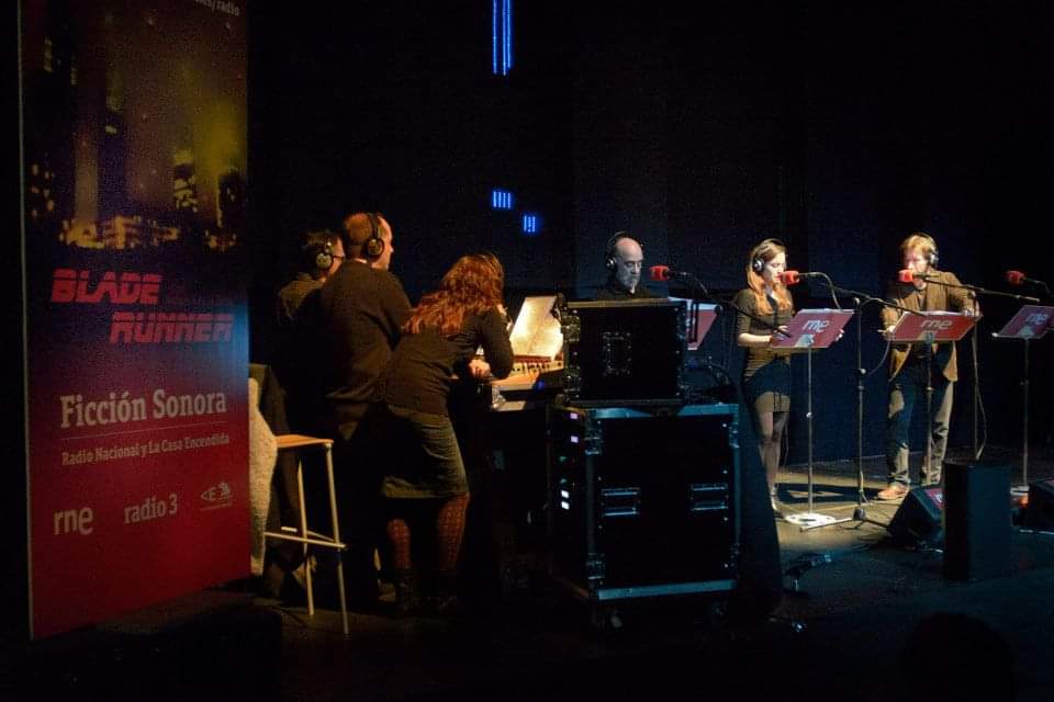 Hacer radio en directo te carga d energía. Y si es #FicciónSonora y hay público, es adrenalina pura. El equipo funciona como un engranaje mágico.  Las miradas, los gestos,la coordinación. Viva la radio pública y gracias a los valientes q os habéis subido con nosotros a las tablas