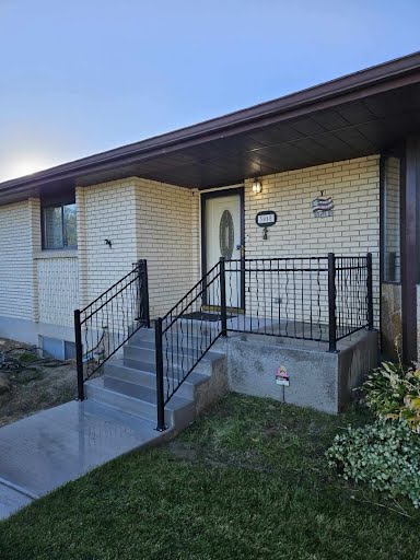 WesternFenceUT's tweet image. Check out this beautiful custom steel twisted picket railing we did for one of our residential customers!

An awesome fact about this style of railing is that our very own Fabrication Manager, Ben Hall, designed and created it. 

westernfenceco.com/contact/

#CustomRailing