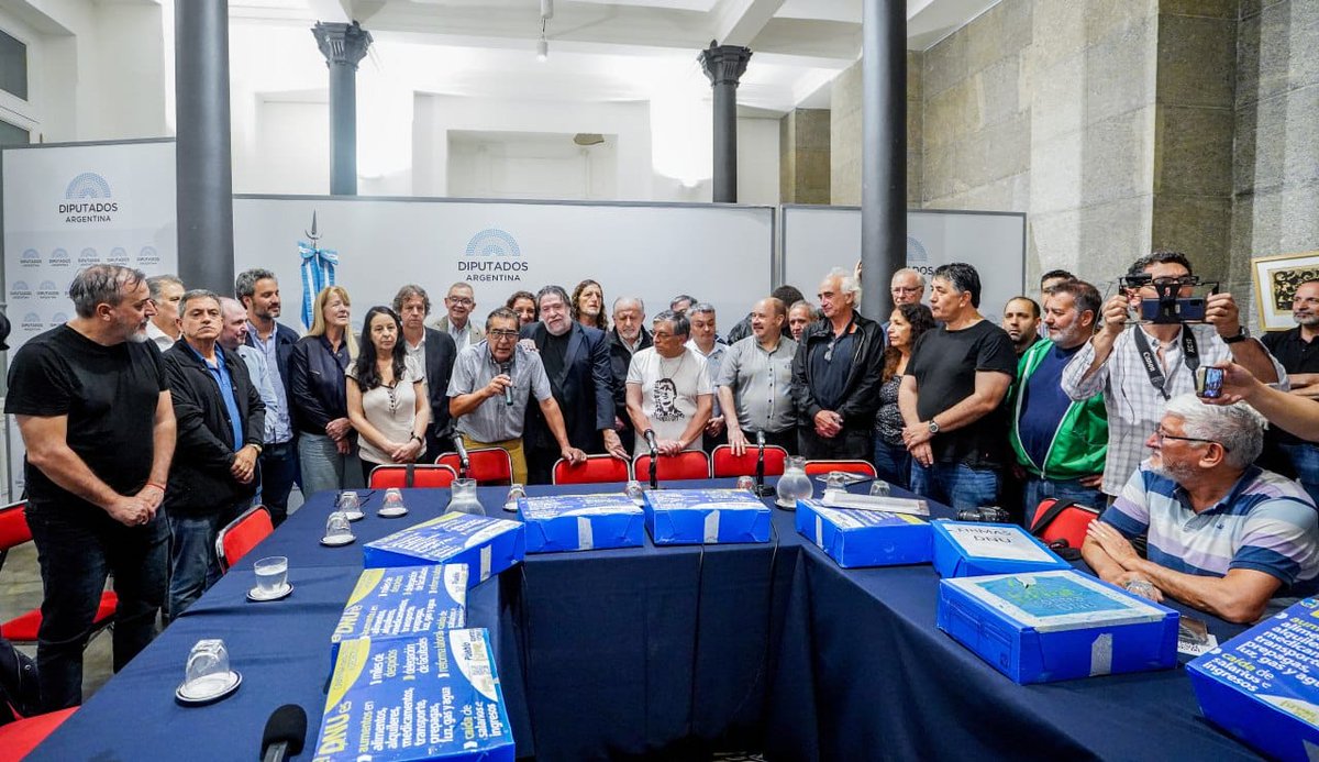 contraelDNU's tweet photo. Hoy se han presentado más de 500 mil firmas en el Congreso de la Nación , donde exigimos la derogación del DNU 70/23 con el que Milei quiere gobernar por decreto en contra de los derechos democráticos del pueblo argentino. https://t.co/HF1d1vPY0a