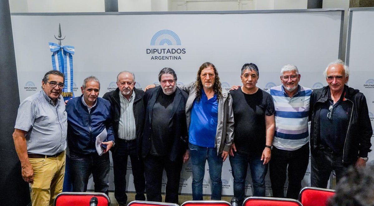 Hoy se han presentado más de 500 mil firmas en el Congreso de la Nación , donde exigimos la derogación del DNU 70/23 con el que Milei quiere gobernar por decreto en contra de los derechos democráticos del pueblo argentino.