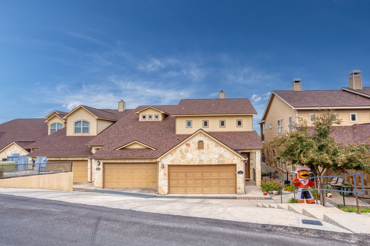 KustomRE's tweet photo. #JustListed ~Waterfront Townhome #CanyonLake ~994 Parkview Dr~ 
Real Estate w/ both investment &amp; lifestyle benefits in this one! #LakeLife #ShortTerm #Invest #BuyDirt #KustomRealEstate https://t.co/AofdRoLmhT