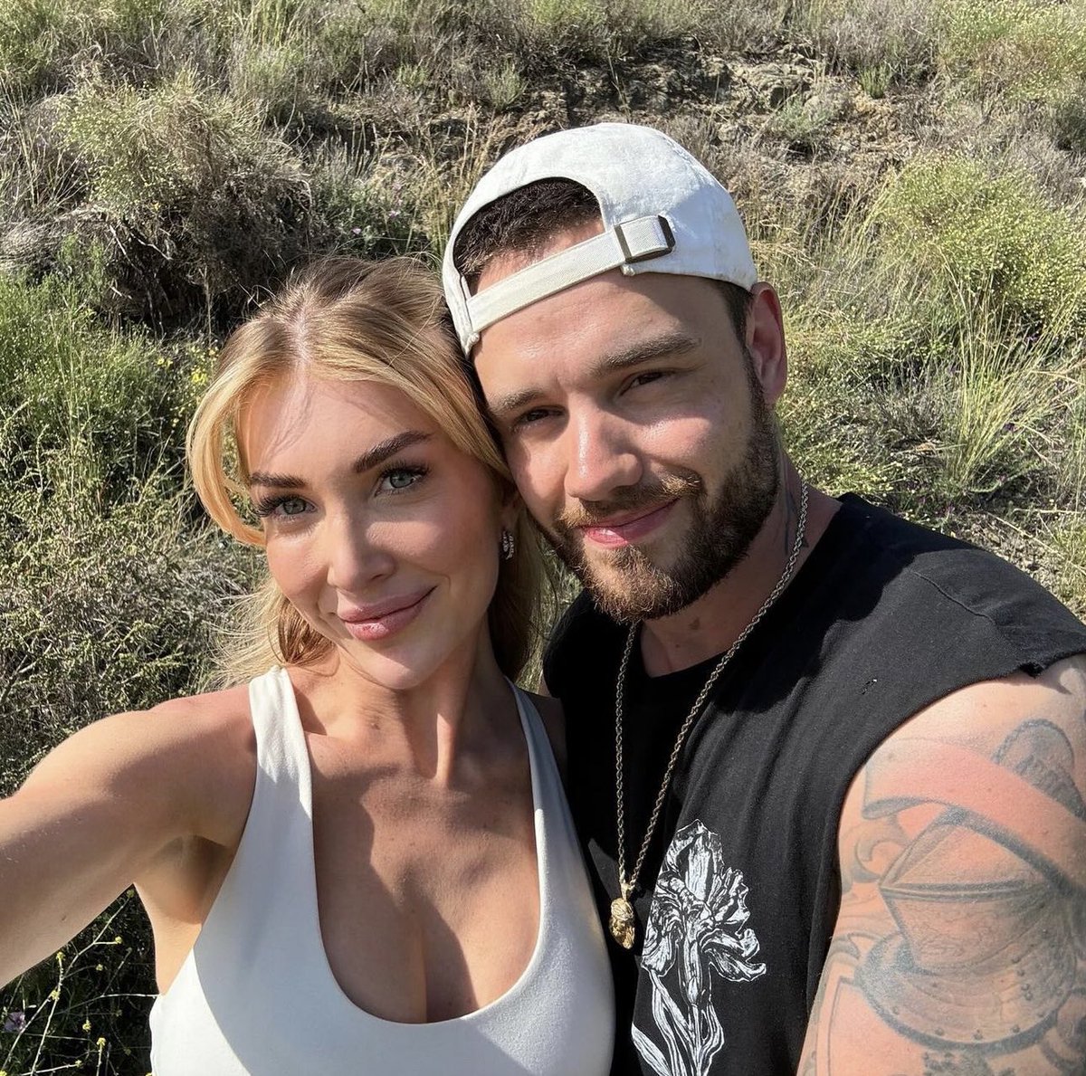 GossipRoomOff's tweet photo. 🚨 Kate Cassidy, la compagne du chanteur décédé, Liam Payne, a annoncé sur Instagram que le couple envisageait de se marier :

"Je ne sais même pas par où commencer. Mon cœur est brisé d’une manière que je ne peux pas exprimer avec des mots.
J’aimerais que tu puisses voir l’immense impact que tu as eu sur le monde, même si tout semble si sombre en ce moment. Tu as apporté tant de bonheur et de positivité à tout le monde : des millions de fans, ta famille, tes amis et surtout à moi. Tu es tellement aimé.

Tu es — parce que je ne peux pas dire que tu étais — mon meilleur ami, l’amour de ma vie, et tous ceux que tu as touchés se sentaient aussi spéciaux que moi. Ton énergie était contagieuse, illuminant chaque pièce dans laquelle tu entrais.
Rien de tout cela ne semble réel et je n’arrive pas à m’habituer à cette nouvelle réalité où tu n’es plus à mes côtés. J’ai du mal à comprendre comment vivre dans un monde sans toi près de moi. Ensemble, nous redevenions des enfants, trouvant toujours de la joie dans les plus petites choses.

Liam, tu avais une âme si gentille et un esprit si joyeux. J’ai l’impression d’avoir perdu la meilleure partie de moi-même. Je ne peux pas imaginer une journée sans ton rire et ton amour. Tu as apporté tellement de lumière dans ma vie.
Il y a quelques semaines, nous étions assis dehors par une belle soirée, parlant de notre vie ensemble. Je garde ta note près de moi, même si tu m’avais dit de ne pas la regarder. Elle disait : 'Kate et moi nous nous marions dans un an et seront ensemble pour toujours 444'.

Liam, je sais que nous serons ensemble pour toujours, mais pas de la manière que nous avions prévue. Tu seras toujours avec moi. J’ai gagné un ange gardien.

Je t’aimerai pour le reste de ma vie et au-delà, emportant nos rêves et nos souvenirs avec moi partout où je vais.

À toi pour toujours,
Katelyn
444 🤍🪽 "
