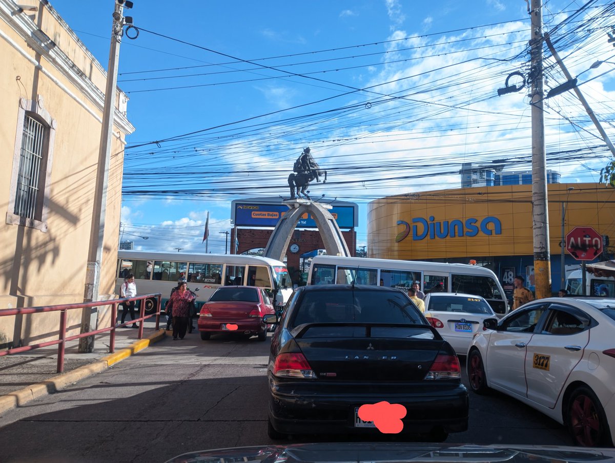 Mucho policía, mucho minion, mucho semáforo, y este problema de los buses que no usan la bahía a la par del Hospital San Felipe es de todos los días 
<a href="/dnvt_honduras/">DNVT_Honduras</a> <a href="/AlcaldiaDCHN/">Alcaldía del Distrito Central</a> <a href="/JorgeAldanaB/">Jorge Aldana</a> <a href="/TRAFICOENTEGUS/">Trafico en Tegus</a>