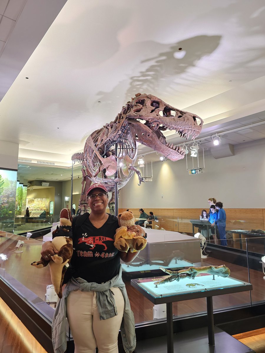 TRex4935's tweet photo. Thaddeus and Charlotte Rex took their very first field trip to Chicago to meet their long lost cousin @SUEtheTrex . 10/10 recommend visiting  and 0/10 recommend meteors. @FieldMuseum #littlearmsbigheart #leavinganimprint https://t.co/u8LFV3HOgW