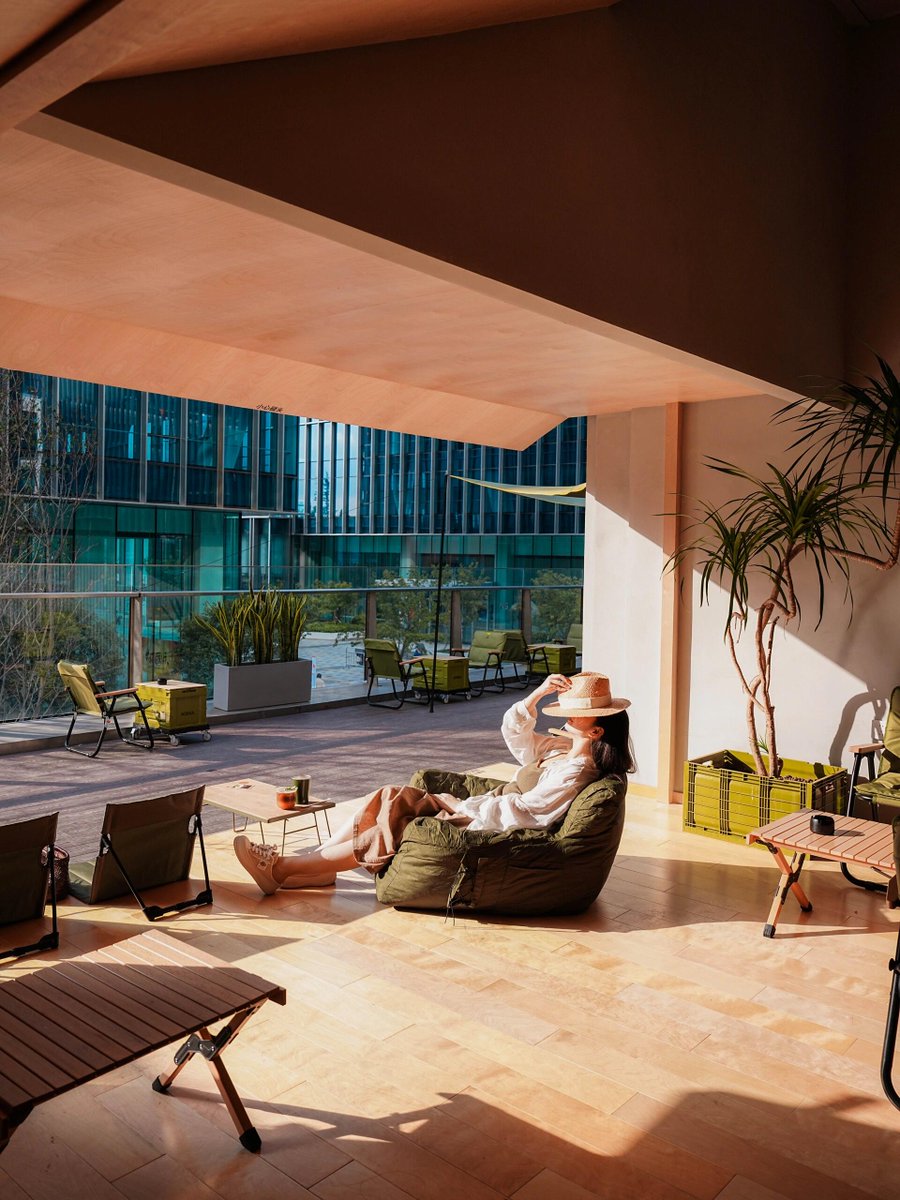 meetinshanghai's tweet image. #coffees ☕🍃Step into the rustic and natural ambiance of a newly opened coffee shop at Pudong Bund, offering a unique camping atmosphere with two spacious floors. Escape from the everyday hustle and indulge in gourmet coffee on the first floor and craft beer on the second floor.