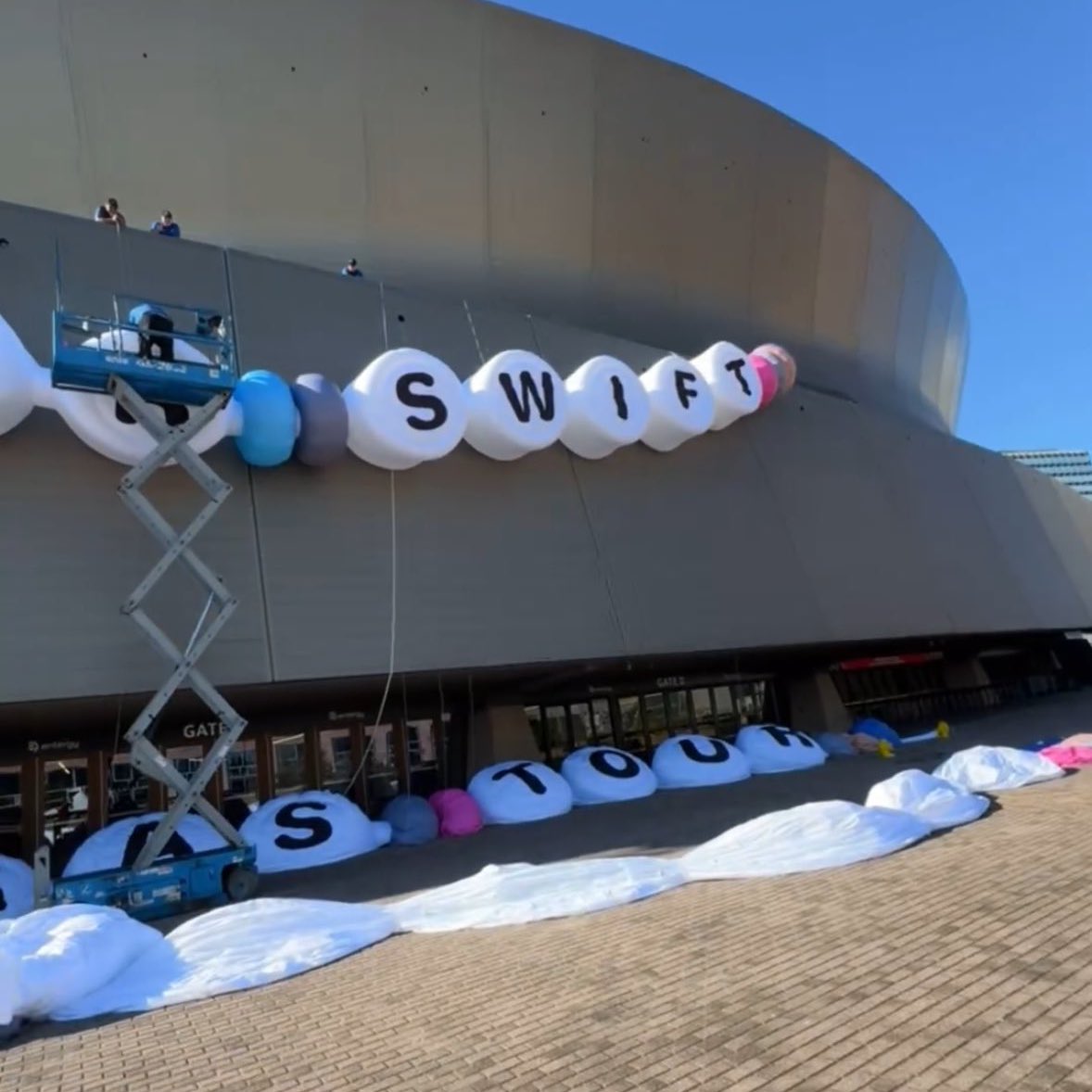 tswifterastour's tweet photo. 🚨| Caesars Superdome is being decorated with giant friendship bracelets to welcome Taylor Swift ahead of 'The Eras Tour' in New Orleans, Louisiana this week! #NOLATSTheErasTour https://t.co/r0JJB2CFPq