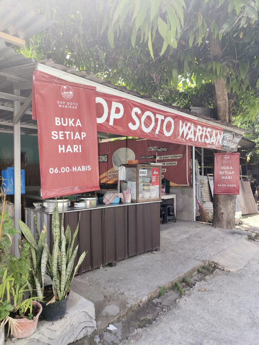KDeovani's tweet photo. @pluvy_ @txtfromjogja Pas masih sepi begini kak, depan warung ga langsung jalan raya. Cek di google maps aja kalau mau liat foto lain atau ig sopsotowarisan 😍 https://t.co/F634V4mg4W