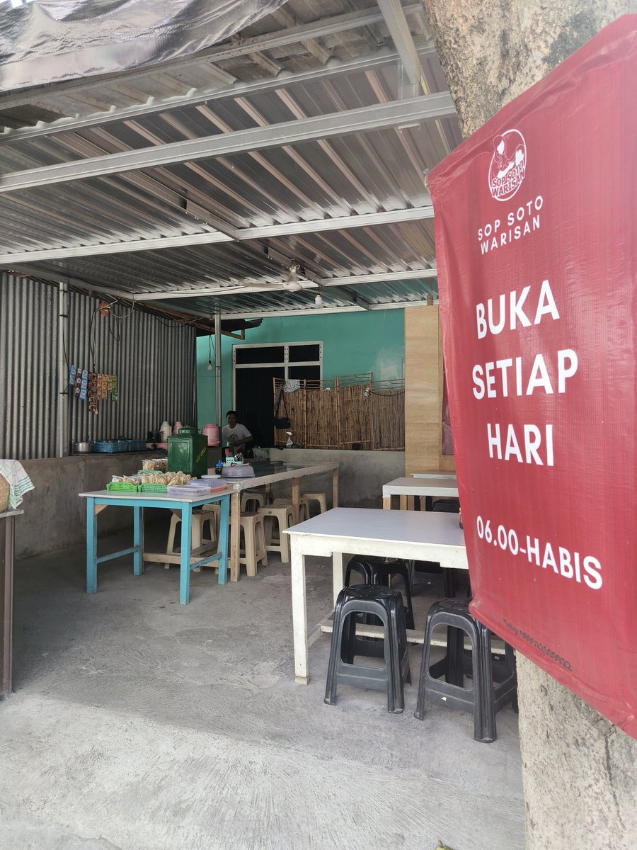 KDeovani's tweet photo. @pluvy_ @txtfromjogja Pas masih sepi begini kak, depan warung ga langsung jalan raya. Cek di google maps aja kalau mau liat foto lain atau ig sopsotowarisan 😍 https://t.co/F634V4mg4W