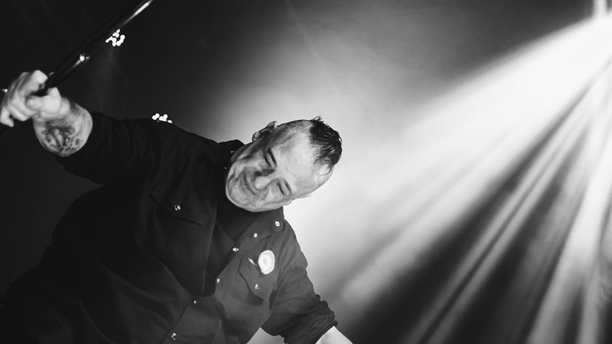 Hoy se cumple un año de la partida de el padre del metal pesado argentino, lider, compositor y parte de las 3 bandas mas importantes de nuestra historia metalera, (V8, Hermética y Almafuerte).
Sobran las palabras para describir a este grandioso ser Humano, Ricardo Horacio Iorio.