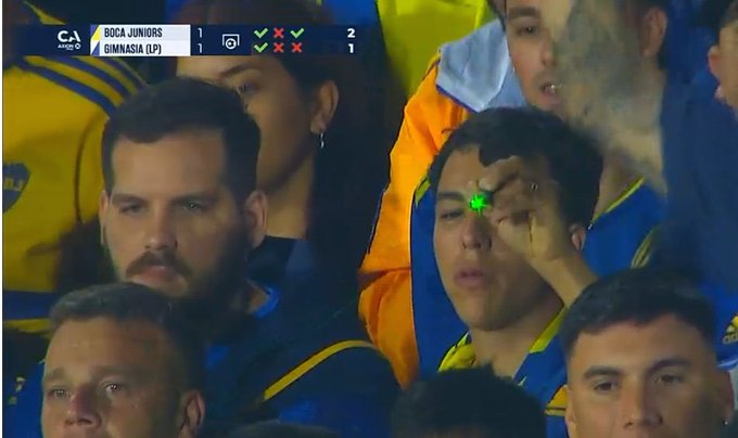 Volve10Riquelme's tweet photo. Brey y el pibe del laser, ADN BOCA https://t.co/Ey9V1V9G9J