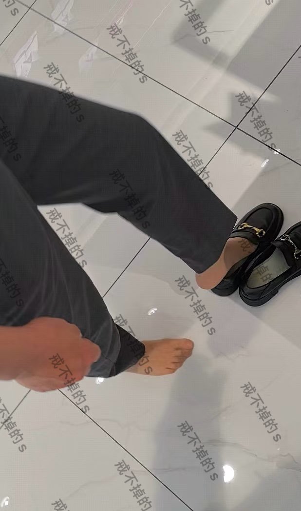 #专柜收丝 
商场汽车展厅女销售，职业西服短肉丝，非常热情的讲解车，讲解完拉到旁边套路收丝，开始特别震惊不解，问了好多问题一一解答，解释后表示可以，想把她脚上的丝套路下来没给，因检查必须穿着丝，正好脱鞋给我看丝袜脚的时候看到鞋垫穿的痕迹特别重，直接要鞋垫，没有犹豫直接让我拿走了 https://t.co/BT5QIzgHrF