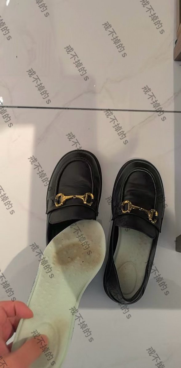 #专柜收丝 
商场汽车展厅女销售，职业西服短肉丝，非常热情的讲解车，讲解完拉到旁边套路收丝，开始特别震惊不解，问了好多问题一一解答，解释后表示可以，想把她脚上的丝套路下来没给，因检查必须穿着丝，正好脱鞋给我看丝袜脚的时候看到鞋垫穿的痕迹特别重，直接要鞋垫，没有犹豫直接让我拿走了 https://t.co/BT5QIzgHrF
