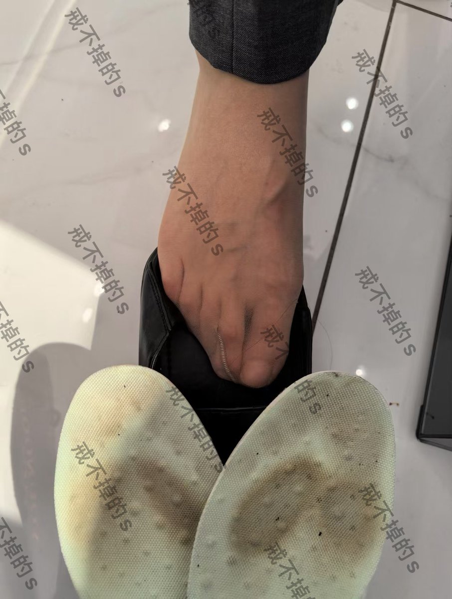 #专柜收丝 
商场汽车展厅女销售，职业西服短肉丝，非常热情的讲解车，讲解完拉到旁边套路收丝，开始特别震惊不解，问了好多问题一一解答，解释后表示可以，想把她脚上的丝套路下来没给，因检查必须穿着丝，正好脱鞋给我看丝袜脚的时候看到鞋垫穿的痕迹特别重，直接要鞋垫，没有犹豫直接让我拿走了 https://t.co/BT5QIzgHrF