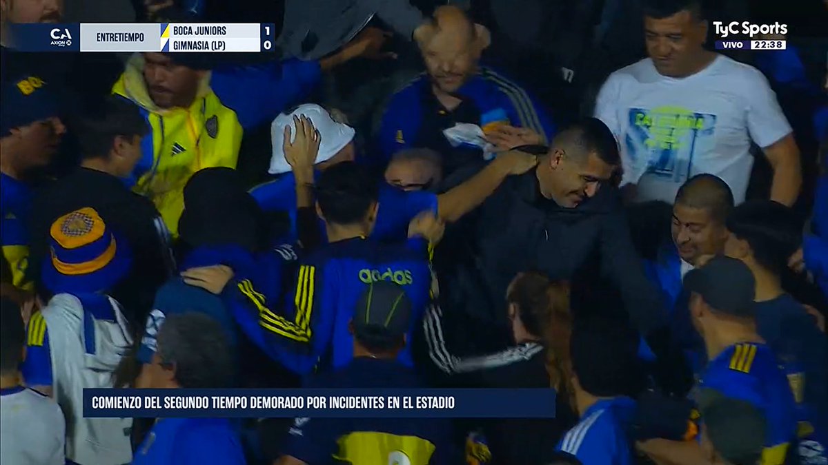 Fue y volvió entre cientos de hinchas y todos, absolutamente todos lo acariciaron y ovacionaron. 

La vida esta en la tribuna, en la vida real y no en los trolls de las redes sociales.