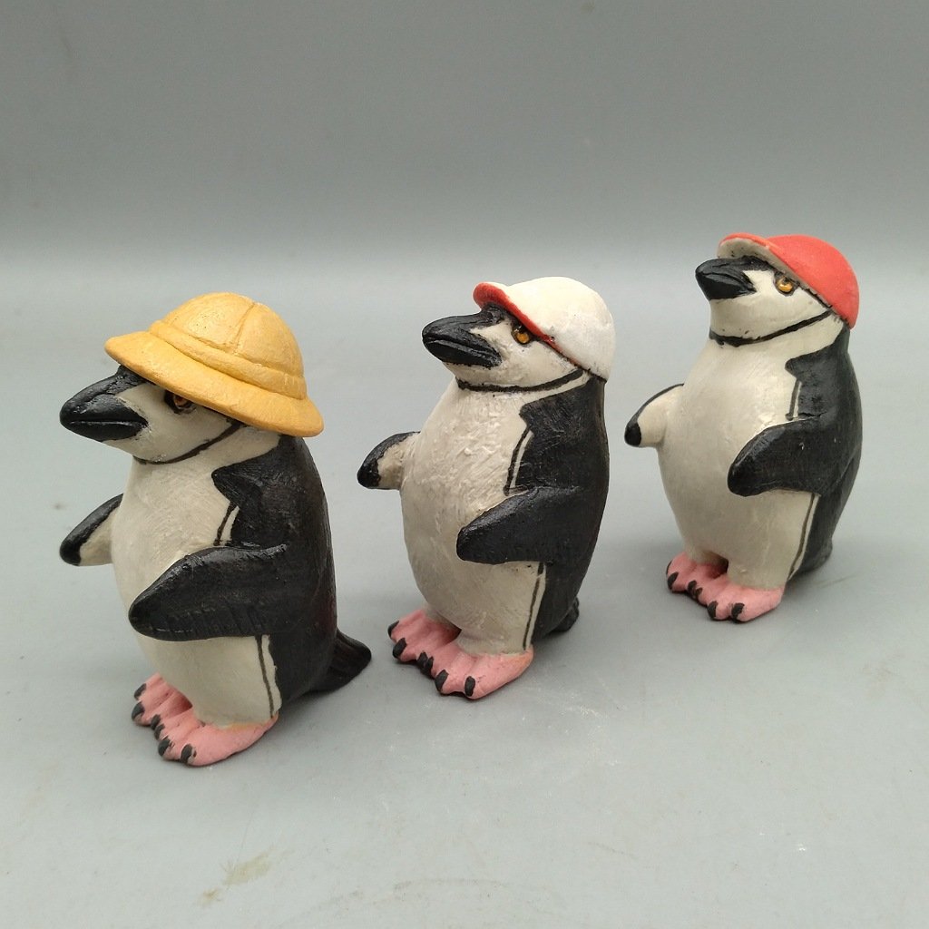 ArtifactOono's tweet photo. ©200gAs シリーズ『チンストラップペンギン』
あご紐は ちゃんとしろよ~!
はい 小さく前に~~~~ならえ!
#oonoartifact #200gAs #磁器 #ceramic #ヒゲペンギンギン #Chinstrappenguins #千年先も宝物 #陶彫刻 #益子陶器市 #路地裏テント #チンストラップペンギン #ひのもと工作室 https://t.co/AWSZKVjAaf