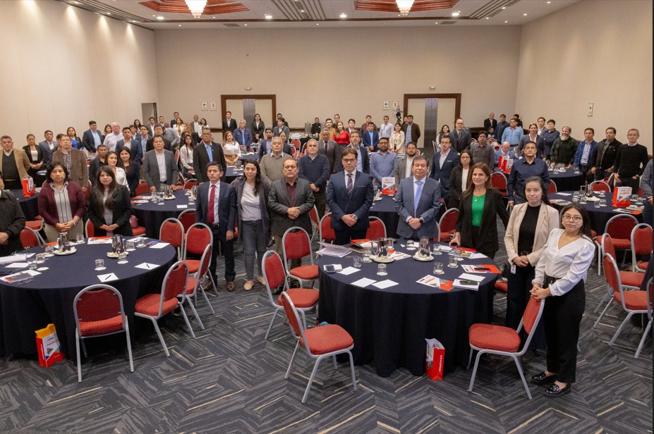 Junto al Viceministro de Transporte de Perú, 🇵🇪lanzamos la hoja de ruta del Programa Proregión 2. Se estima que, gracias a este programa, los costos logísticos podrían disminuir hasta un 15%, beneficiando a productores locales y facilitando la #IntegraciónEconómica🚛🌍