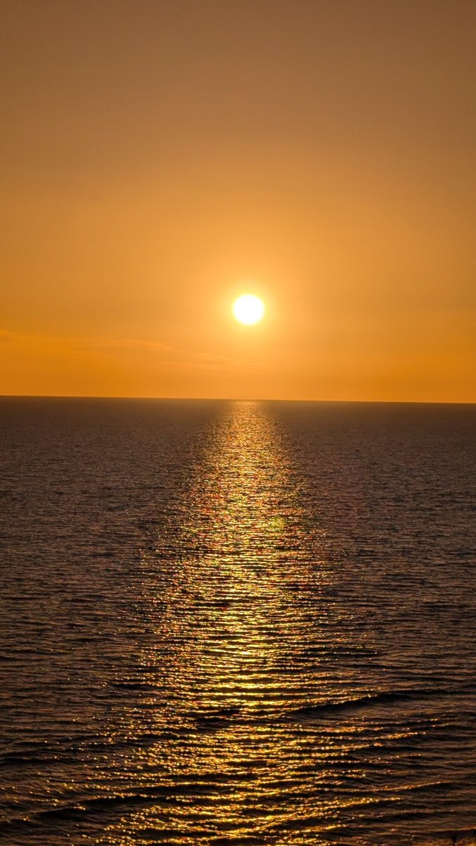 Absolutely stunning sunset tonight in Panama City.  And I still hate tRump and all the Repuglicans who enable that sick bastard with every fiber of my being.  
Vote blue for Kamala and every down-ballot candidate.  Our futures depend on it. 💙 🌊