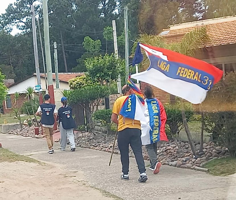 ligafederalfa's tweet photo. Hoy la 318 de barriada por Piriapolis. Charlamos con los vecinos de Pueblo Arenas, La Falda y La Lechuga. En las cosas lindas de la campańa y la actividad política, tuvimos una linda charla con el Dirigente Colorado Jorge Schusman. #VotarEsUnActoDeAmor #Lista318 https://t.co/coo2h7QAYy