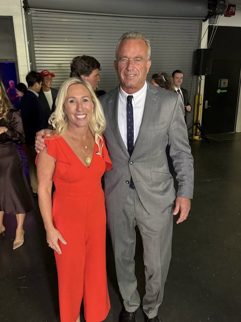 PaulleyTicks's tweet image. "He's eating the DOG!"