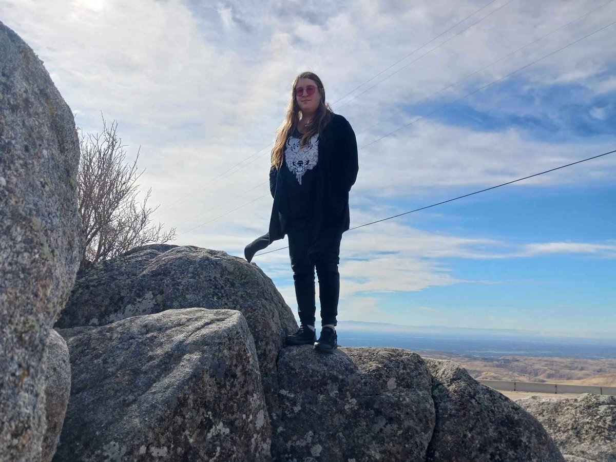 Beepkitty's tweet photo. while mom was visiting us for the first time since we moved out west, she actually (finally) took some good pics of us.  

also related, i now *desperately* want to go hiking more. https://t.co/YQ5J74WMqv
