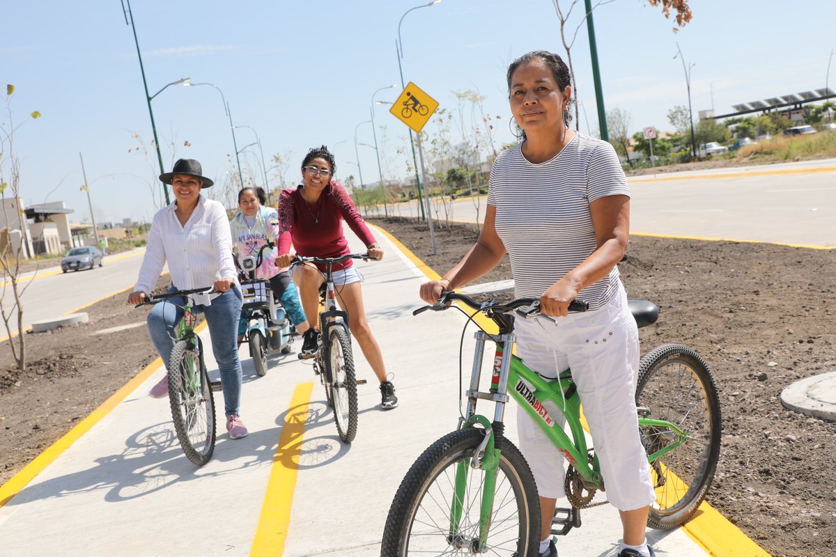 LibiaDennise's tweet photo. Queremos que por aquí pasen muchas familias con tranquilidad y seguridad para ir a cumplir sus sueños. 🚙🧑‍🧑‍🧒‍🧒

¡Fue un enorme gusto entregar estas obras del bulevar Timoteo Lozano en León! 🛣️🩶 https://t.co/g3gJ0DTacw