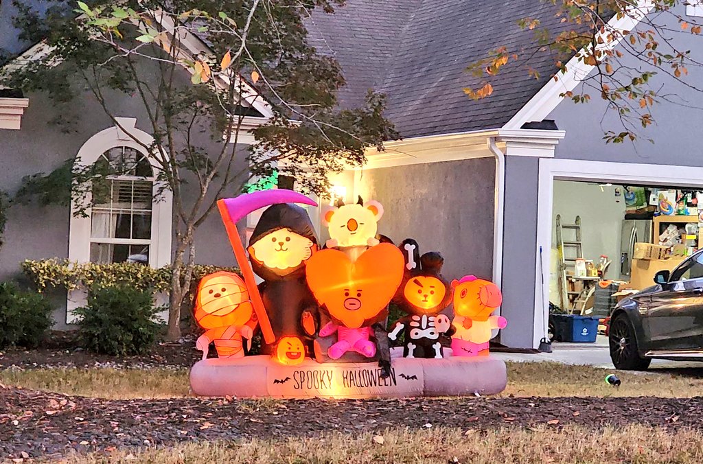 HonSoolRapper's tweet photo. Y'all look what I've found in my subdivision!!!! Only a few houses down on the street! Did they buy this over $200 inflatable just bc it's cute or do they actually know about BT21? Made my night!!! 💜🎃 https://t.co/nzqeRhOrna