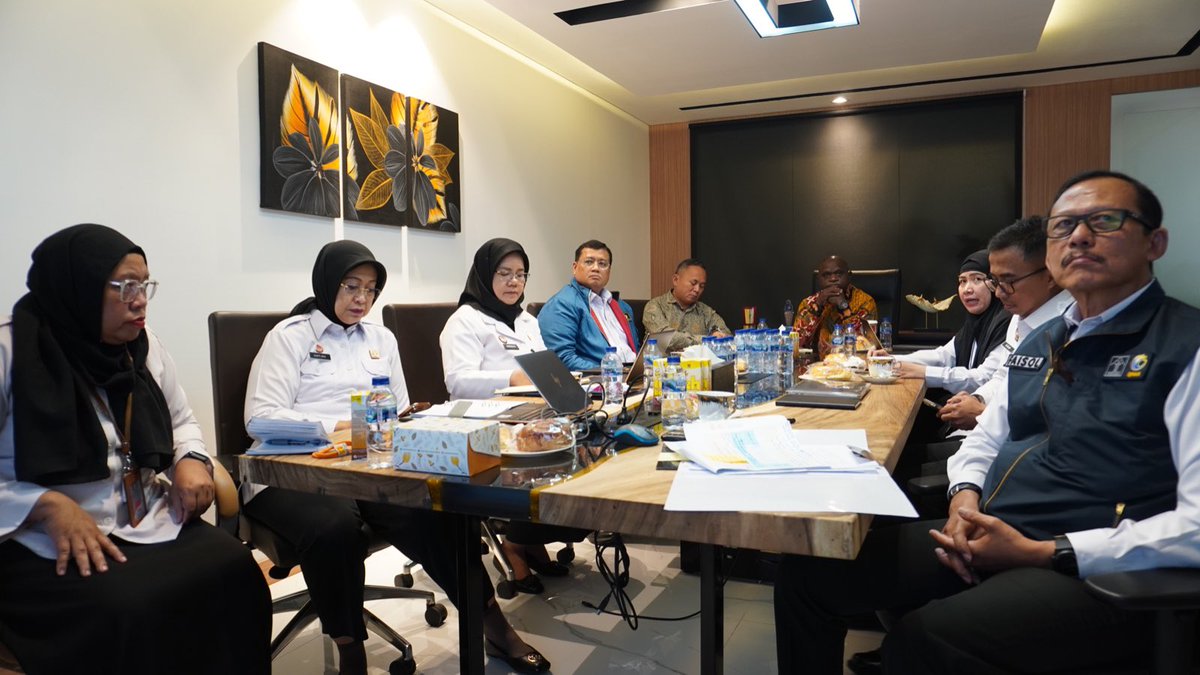 NataliusPigai2's tweet photo. Sebagai Kementerian Baru. Penyusundan ORTAL di Kantor Kementerian HAM hampir rampung dalam 4 hari ini. Saya ikut langsung susun sampai finalisasi kapasitas kelembagaan Kementerian. Awal November diharapkan bisa mengisi personil (Pejabat Eselon 1). https://t.co/1umyVLCzyN
