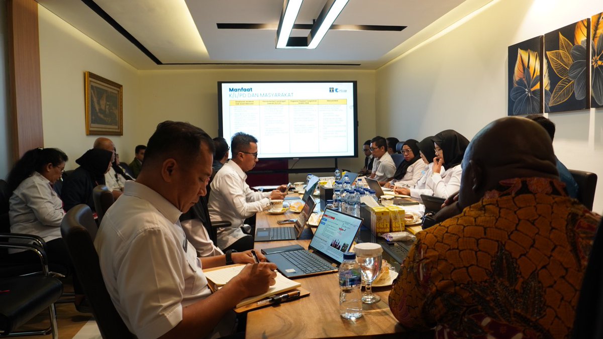 NataliusPigai2's tweet photo. Sebagai Kementerian Baru. Penyusundan ORTAL di Kantor Kementerian HAM hampir rampung dalam 4 hari ini. Saya ikut langsung susun sampai finalisasi kapasitas kelembagaan Kementerian. Awal November diharapkan bisa mengisi personil (Pejabat Eselon 1). https://t.co/1umyVLCzyN