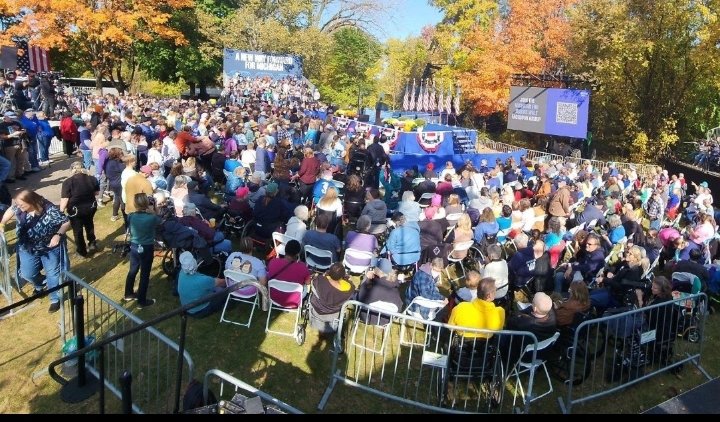 Aboutnothing77's tweet photo. FOR TRUMPS RALLYS YOU NEED AN AERIAL SHOT, FOR HARRIS RALLYS YOU CAN SIT ON A HIGH CHAIR AND GET ALL 200 PEOPLE
#KamalaHarris #Trump #TrumpVance #Desperation #HatchAct #EverestCollegeGuy #Desperate #OctoberSurprise #desperatedemocrats #confessions #Piers #TimWalz #MarkHalperin https://t.co/3Qy3CKRIk3