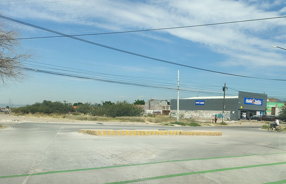 teory87's tweet photo. @municipio_leon @movilidad_leon @DiDESHU_Leon en cruce blvd Vicente Valtierra y blvd villas de san Juan se construyó un camellón en medio del blvd, la construcción la realizó grupo guiar que está haciendo una colonia nueva (parque primavera) https://t.co/VABU6fJKMO