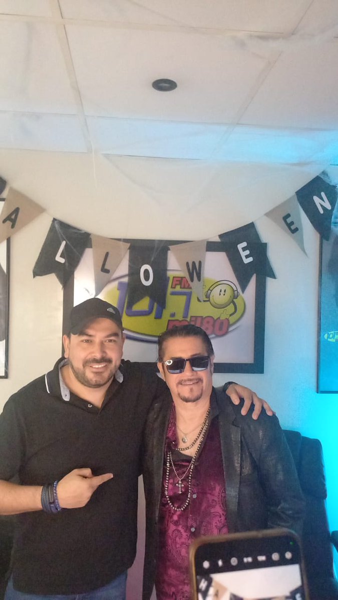 AluxNahualOfici's tweet photo. ¡Qué buena gira de medios hoy en #ElSalvador! Ahora ya todos saben que tienen que sacar los pasos prohibidos para el concierto de #SalsaRock para el próximo 1 de noviembre. Gracias a todos por tanto cariño y apoyo. https://t.co/zEhwFyD7nD