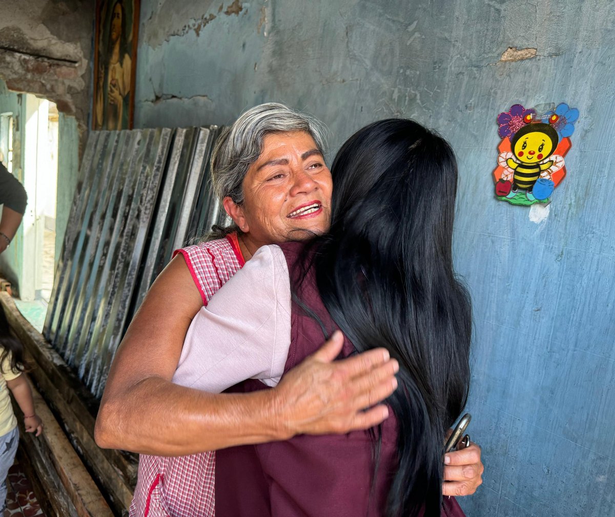 SEBIEN_cdmx's tweet photo. En seguimiento de las gestiones realizadas por vecinos y vecinas en el programa Gobierno Casa por Casa en Agrícola Pantitlán

Entregamos sillas de ruedas y láminas para las personas que más lo necesitaban.

#CapitalDeLaTransformación https://t.co/BkacWLU68V