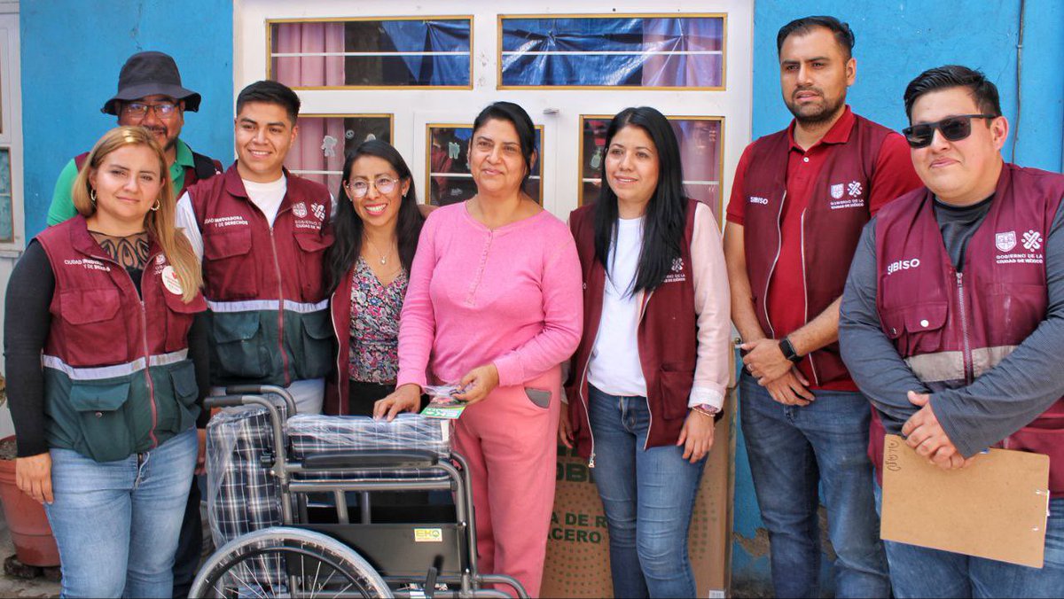 SEBIEN_cdmx's tweet photo. En seguimiento de las gestiones realizadas por vecinos y vecinas en el programa Gobierno Casa por Casa en Agrícola Pantitlán

Entregamos sillas de ruedas y láminas para las personas que más lo necesitaban.

#CapitalDeLaTransformación https://t.co/BkacWLU68V