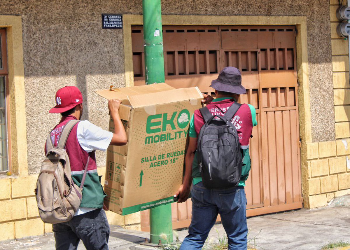 SEBIEN_cdmx's tweet photo. En seguimiento de las gestiones realizadas por vecinos y vecinas en el programa Gobierno Casa por Casa en Agrícola Pantitlán

Entregamos sillas de ruedas y láminas para las personas que más lo necesitaban.

#CapitalDeLaTransformación https://t.co/BkacWLU68V