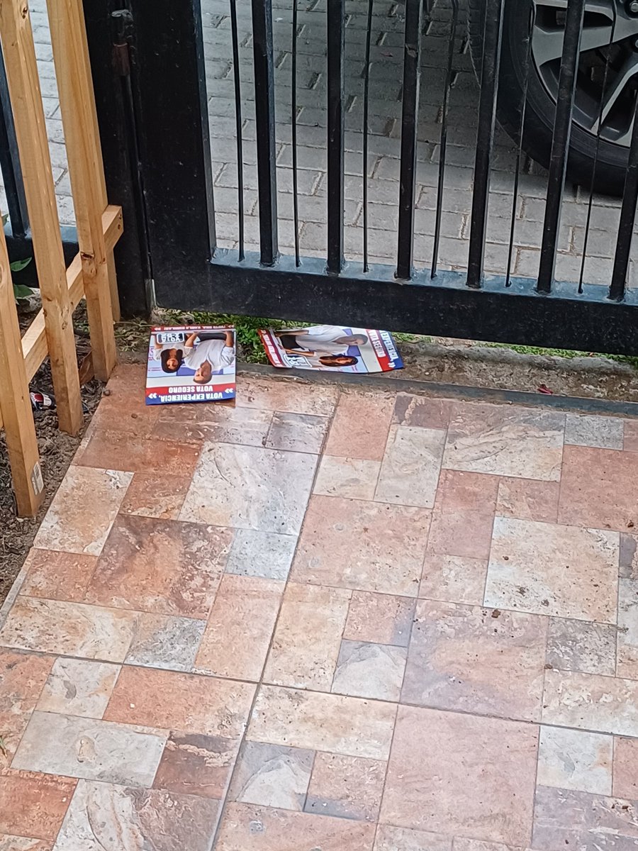 guzycom's tweet image. No le basta a codina tener las calles llenas de hoyos, q ahora anda tirando basura???
#Toledo #codina #rubilar