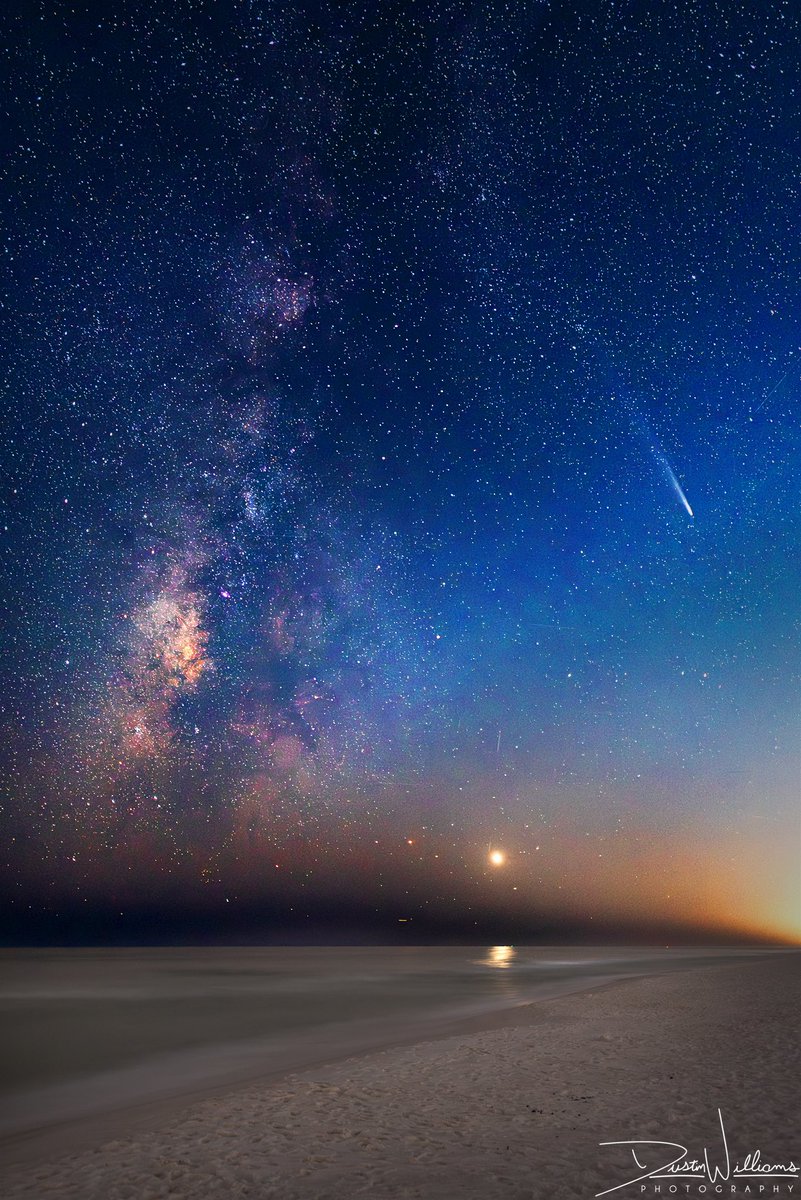 DWPhotographed's tweet image. This may never be seen again!!
The Milky Way shining bright in the sky with Comet Tsuchinshan-ATLAS and Venus reflecting on the water at Pensacola Beach, FL!
Truly a once in a lifetime moment!
(Taken 10/21 at 7:32pm)
