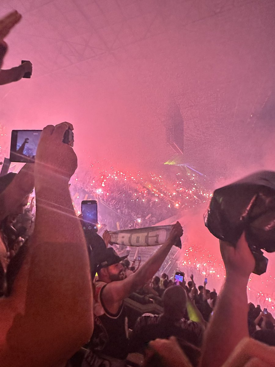 naaclara_4's tweet photo. @Atletico @ArenaMRV Que noite inesquecível 🥰😍 https://t.co/eYvi8GApo1