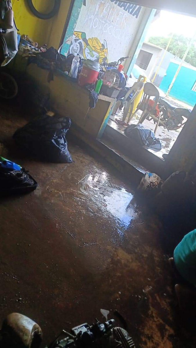 EstoyBienNegro's tweet photo. @adrianm10 Que tal, buenas tardes. El motivo de este tuit es para ver si puede apoyar a mi amiga, debido a que es docente en una comunidad llamada San Marquitos, cerca de Santiago Tuxtla, Veracruz. Debido a las lluvias que azotaron la región, los útiles escolares fueron perdida. https://t.co/F5YD5DxMIV