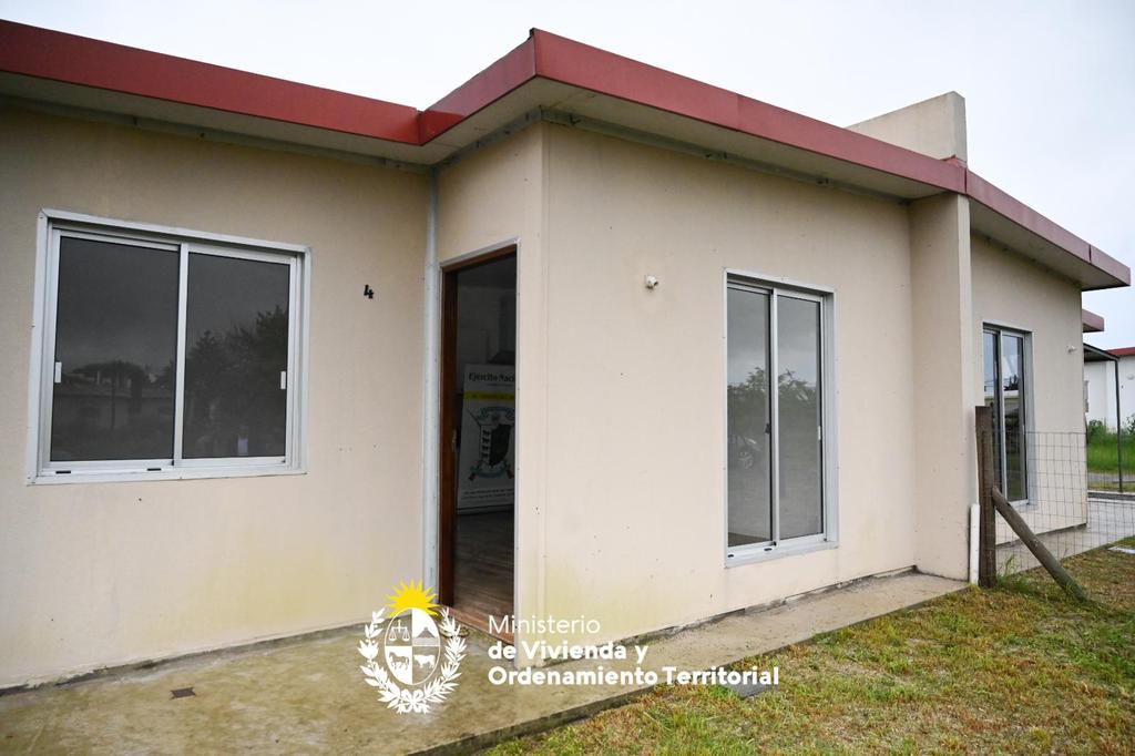 Mvot_Uruguay's tweet photo. A través de un convenio entre el MVOT y el @MDN_Uruguay dirigido a funcionarios de esta Institución que habitan en asentamientos, 3 familias recibieron su vivienda en la ciudad de Colonia del Sacramento. Un nuevo comienzo, una realidad que cambia gracias al #PlanAvanzar. https://t.co/pEIJLe4TvO