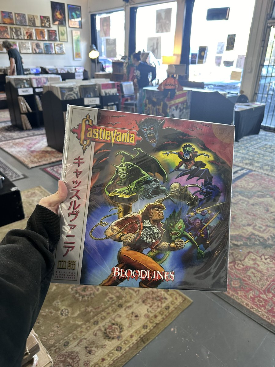 skipper's tweet image. Hi Portland friends!

If you are looking for your new record shop, come check out my friend’s shop  @TooManyRecords.

He’s got some great finds and banter. Also, ladies, he’s single, tall, and somewhat funny!

If you stop by, tell him I sent you 👋🏻