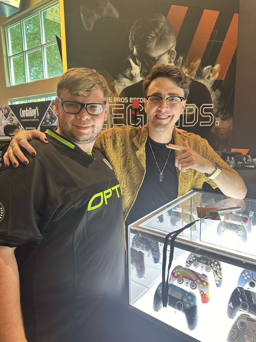 NighTrainSnaps's tweet photo. I haven't posted in a long time, but I needed to give a shout out to @Clayster You are a legend and you have been my favorite pro since I started watching in Bo2. This picture is of when I meet you at champs, where I told you that I you are my exception player. You made my year! https://t.co/r45ontV0G5