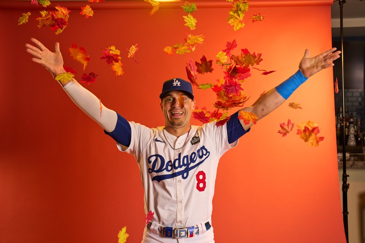 mlbespanol's tweet photo. El Clásico de Otoño está a la vuelta de la esquina. Los Dodgers están listos. 🍁 🍂  #WorldSeries https://t.co/KiZ7AkIUnA