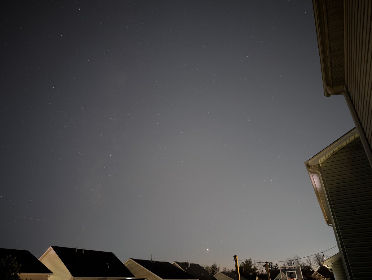 Astr0Batman's tweet photo. Hints of the #milkyway and #c2023a3 #tsuchinshanatlas comet from my light polluted skies.

#stargazing #backyardastronomy https://t.co/41HR5GhYVu