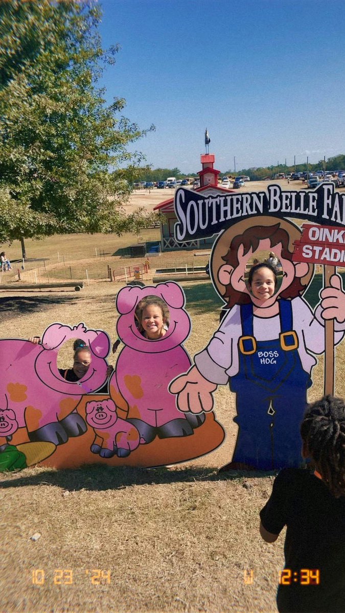 MrsRichardsonn's tweet photo. Field trip fun🎃🤠 https://t.co/hMyPp15XTQ