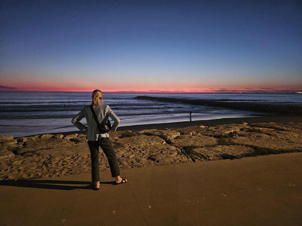 Prof. Fiona Wilson (@fionawilsonf) on Twitter photo Lisbon sunset 🌇 🇵🇹. The last few surfers 🏄♀️ catching final waves of the day. Closing out another special day with <a href="/WorldRugby/">World Rugby</a> colleagues. Feeling grateful 🙏 for my sports medicine community 🏉 🤎 Lisbon sunset 🌇 🇵🇹. The last few surfers 🏄♀️ catching final waves of the day. Closing out another special day with <a href="/WorldRugby/">World Rugby</a> colleagues. Feeling grateful 🙏 for my sports medicine community 🏉 🤎