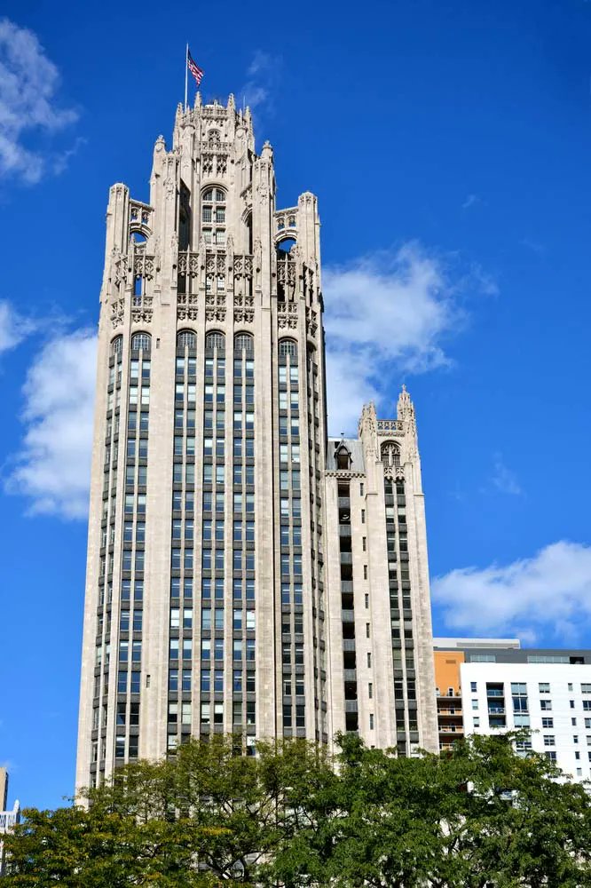 lexurbangroup's tweet photo. Chicago y la arquitectura conocida como la “cuna del rascacielos. Edificio Rookery por John Wellborn Root y Daniel Burnham en 1888. Torre Tribune, 1925. Marina City uso mixto de Bertrand Goldberg, 1963. Torre Aqua, 
uso mixto 82 pisos 267 mts Studio Gang 2009
#Chicago https://t.co/ayeiM5QklQ