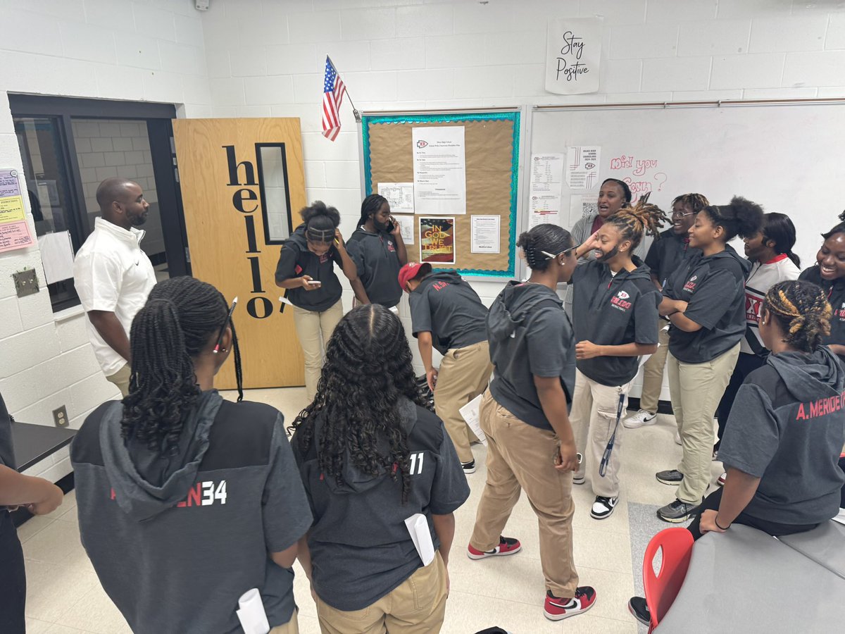 “Uno Reverse” day for homecoming week! Players dressed up as Coach Hill and gave him quite the surprise!!
#homecoming